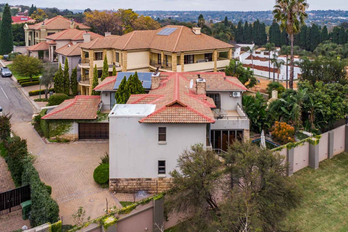 Elegant Family Living in Prestigious Thornwoods Estate, Faerie Glen - Photo 3