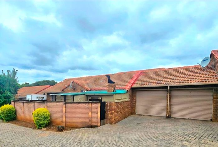 Property #2486218, Townhouse For Sale in Willow Park Manor