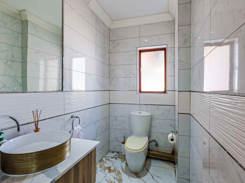 Spacious 4-Bedroom Family Home with Pool & Solar - Photo 9