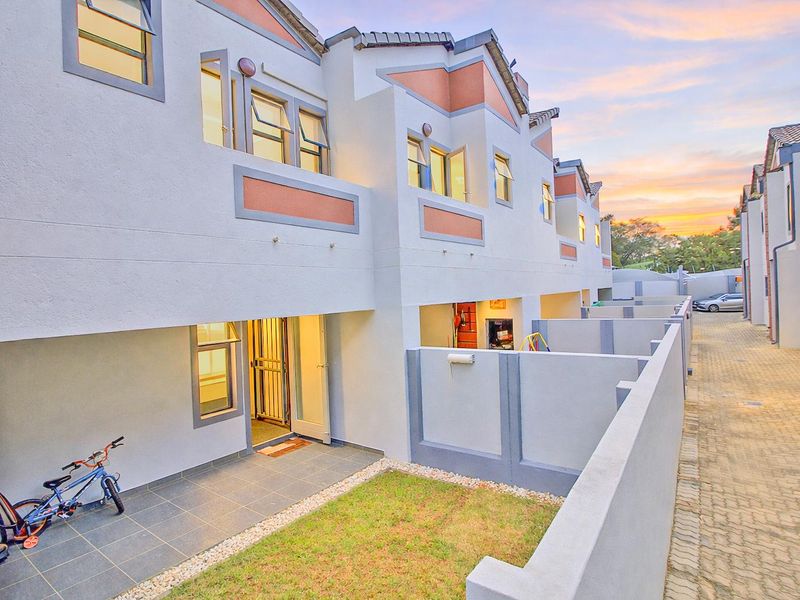 Modern Townhouse in Prime Location with Excellent Amenities - Photo 2