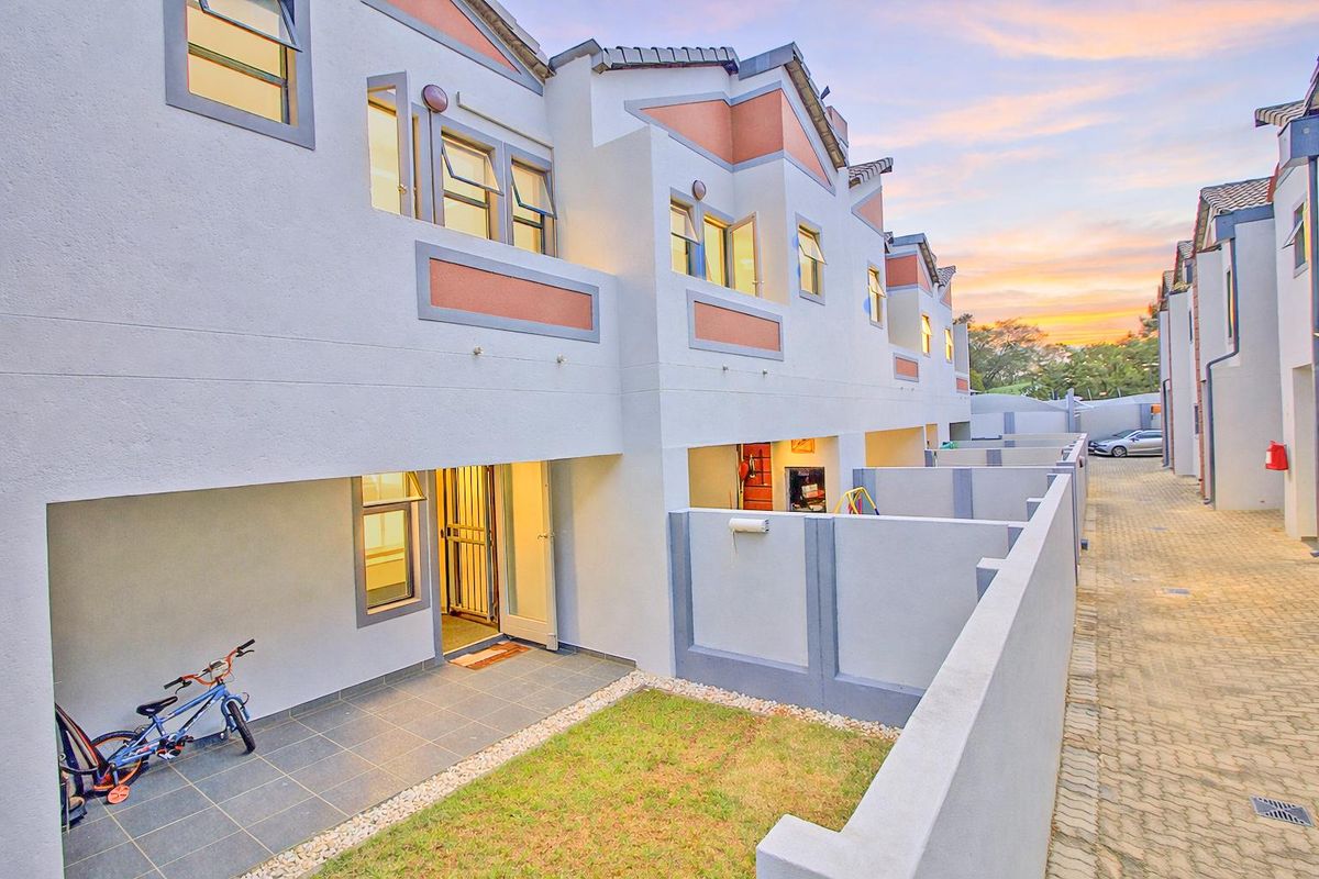 Modern Townhouse in Prime Location with Excellent Amenities - Photo 2