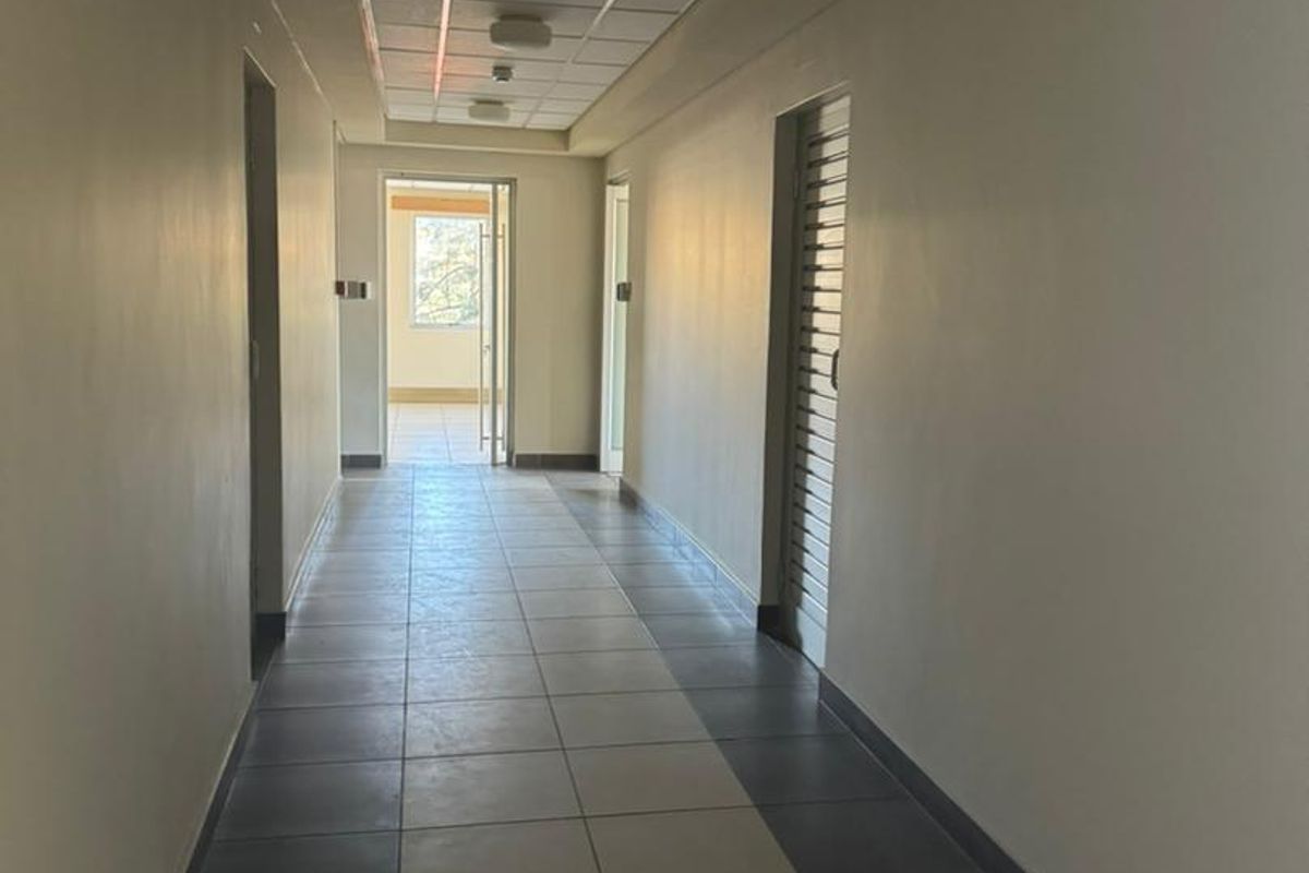 MODERN OFFICES TO LET - SHARED BUILDING - Photo 5