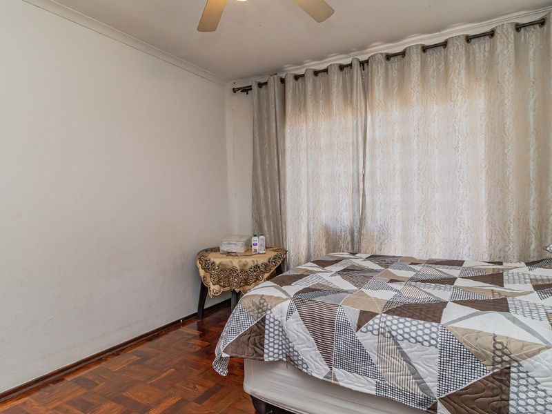 Gorgeous 5 Bedroom home - Photo 10