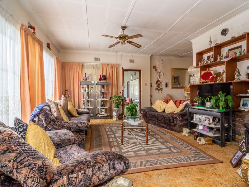 Expansive living, perfect for family and friends. - Photo 7