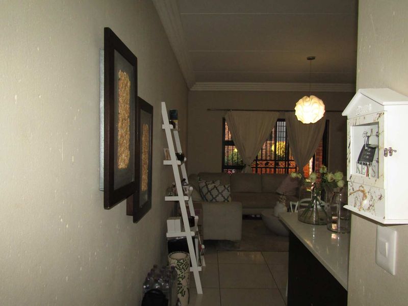 Modern Lifestyle Living - Photo 2