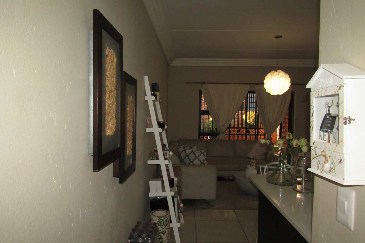 Modern Lifestyle Living - Photo 2