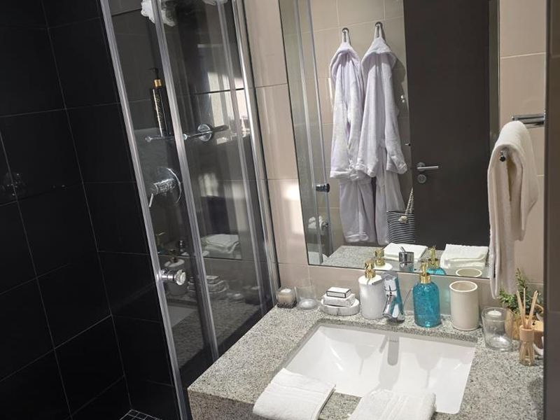 Luxury Fully Furnished Studio Apartment in the heart of Everything - Photo 10