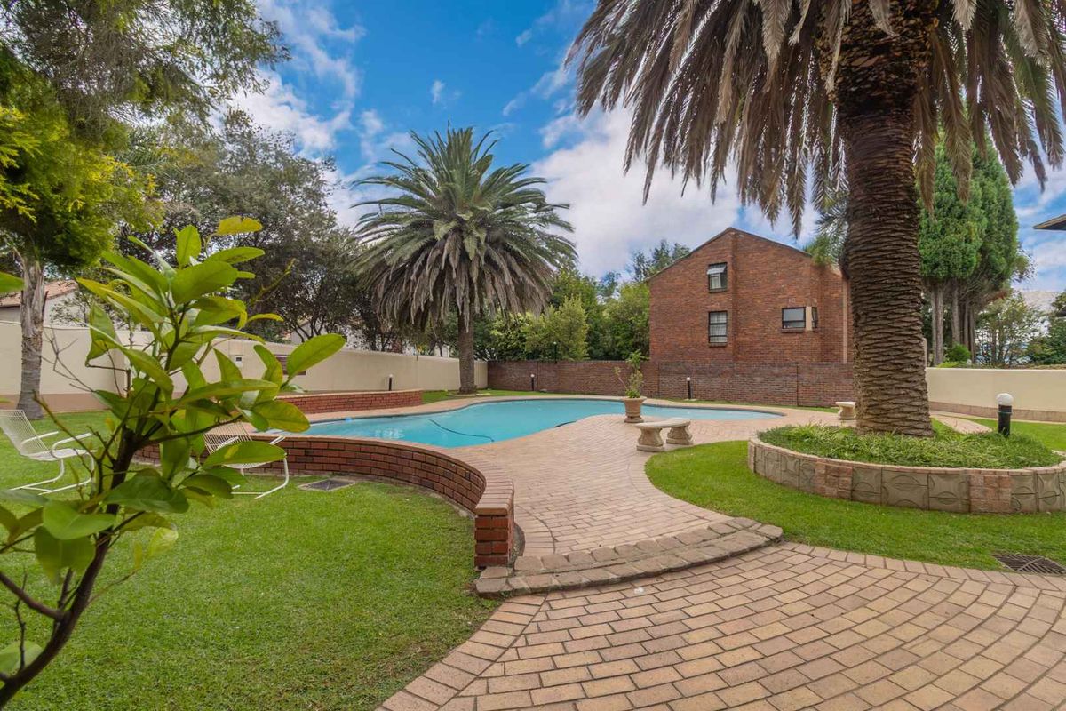 3 bedroom apartment in the leafy heart of Paulshof - Photo 2