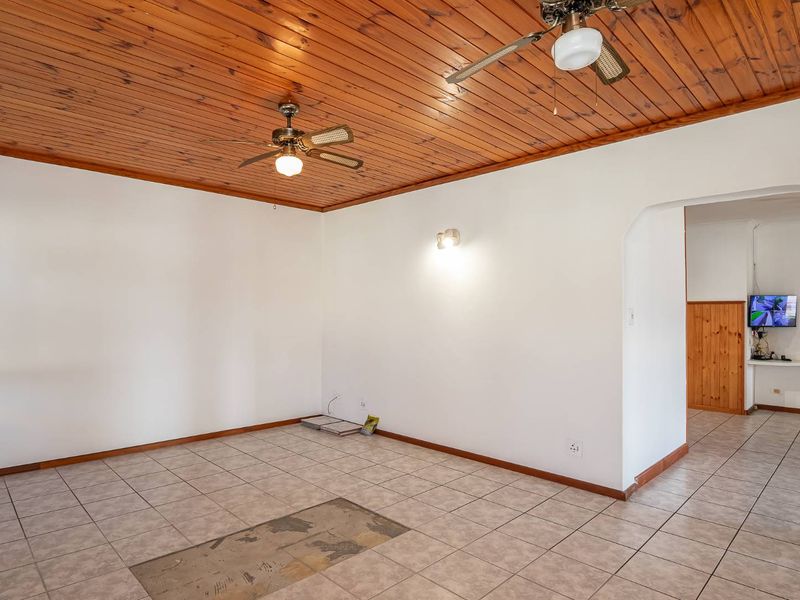 Charming  facebrick 3 bed family home with Granny Flat and Entertainers Delight. - Photo 9