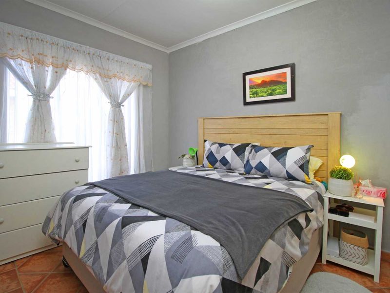 Neat 2-Bedroom Apartment in Complex - Photo 7