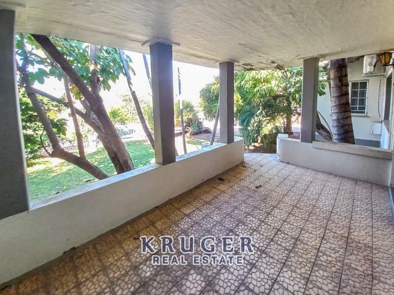 Spacious family home with FLATS situated close to town! - Photo 2