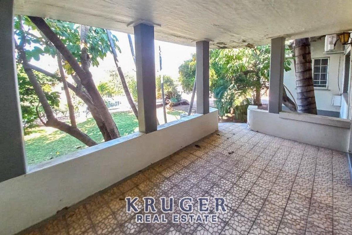 Spacious family home with FLATS situated close to town! - Photo 2