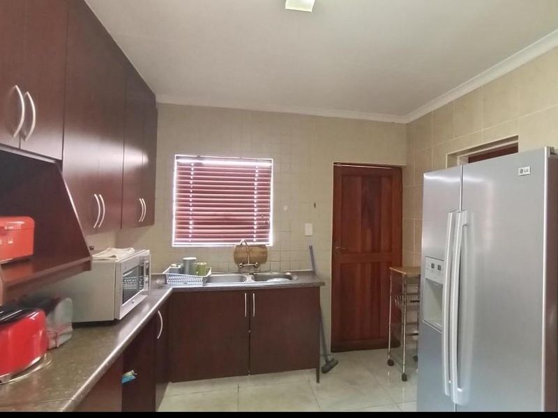 Charming Cluster Home - Photo 7