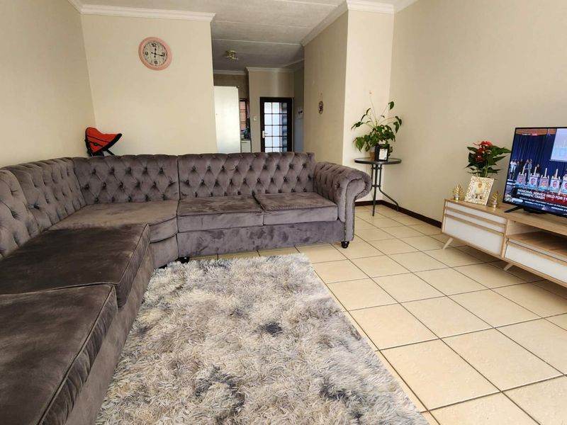 2 Bedroom Apartment For Sale in Heatherview - Photo 5