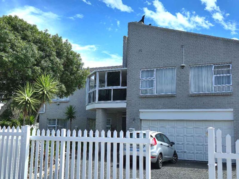 Spacious Coastal Home With Sea Views And Excellent Investment Potential - Photo 2