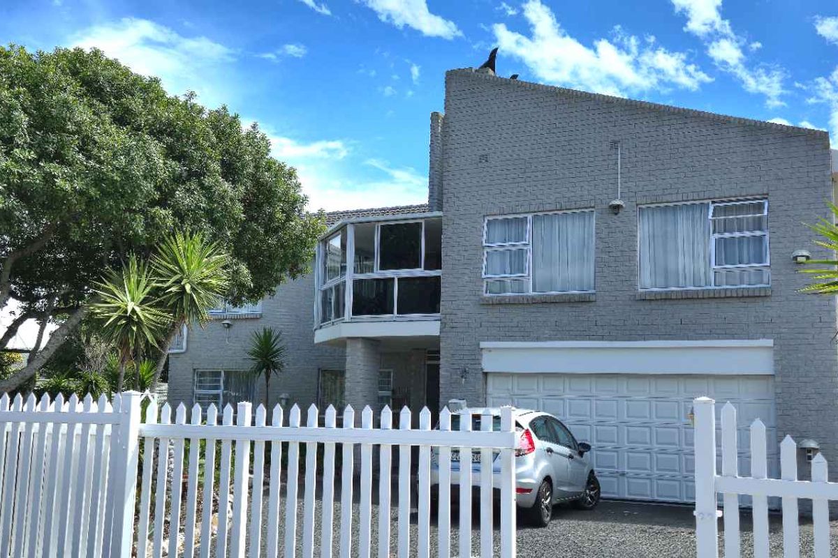 Spacious Coastal Home With Sea Views And Excellent Investment Potential - Photo 2