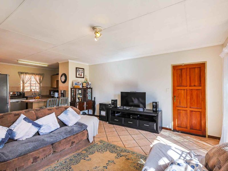 Picturesque 2-Bedroom Townhouse with Private Garden in Secure Lee Park Complex - Photo 10
