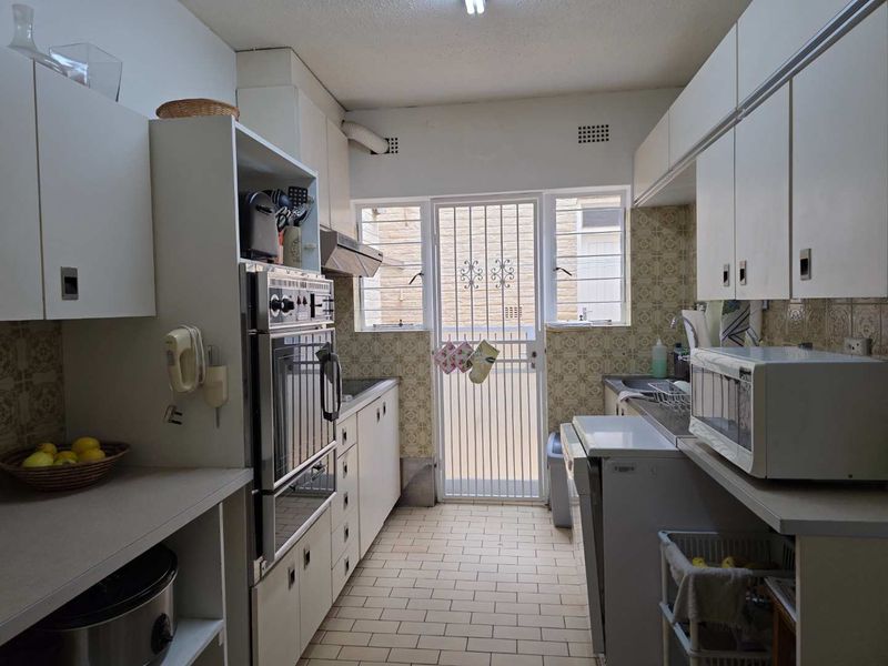 Spacious Cluster with pool and staff accomodation - River Club Sandton - Photo 3