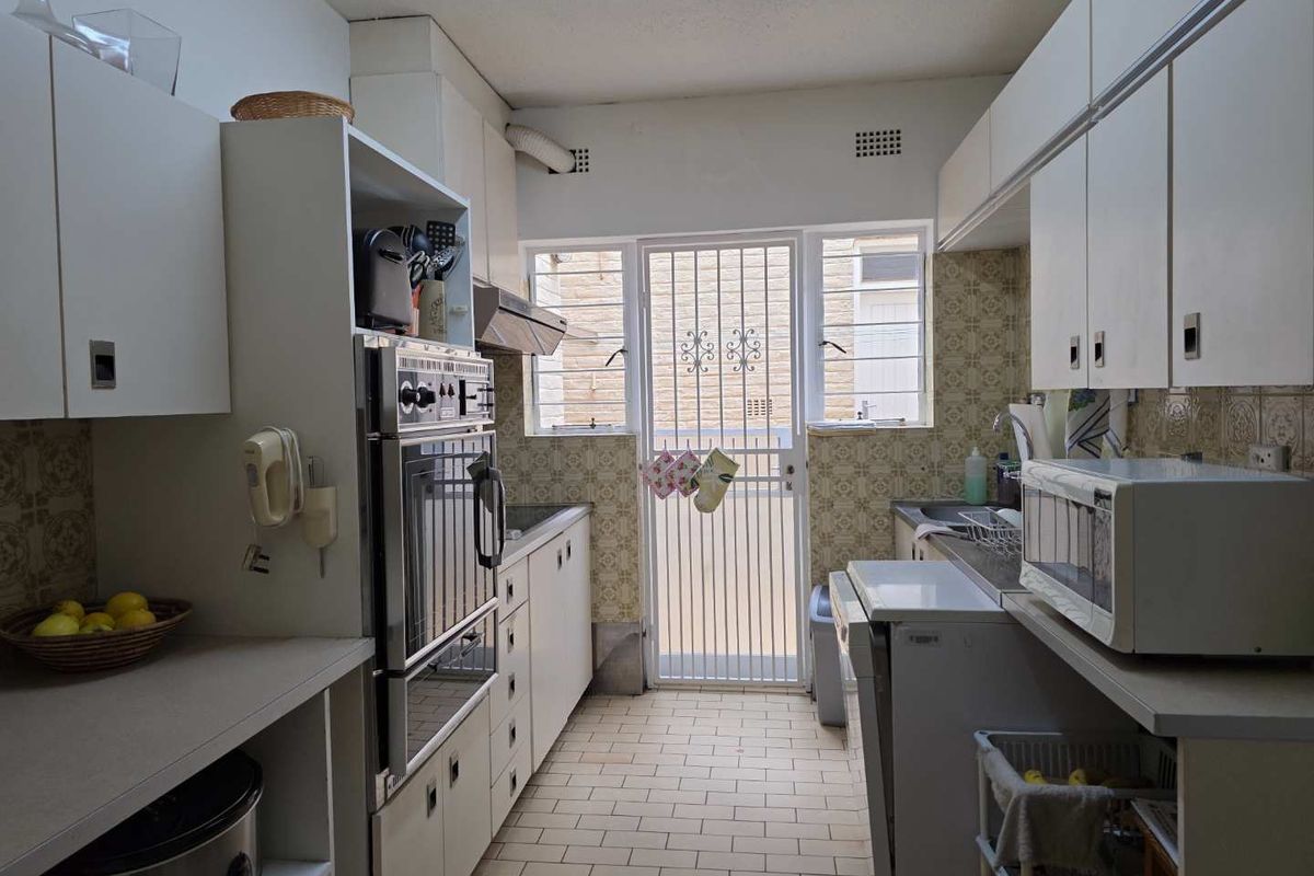 Spacious Cluster with pool and staff accomodation - River Club Sandton - Photo 3