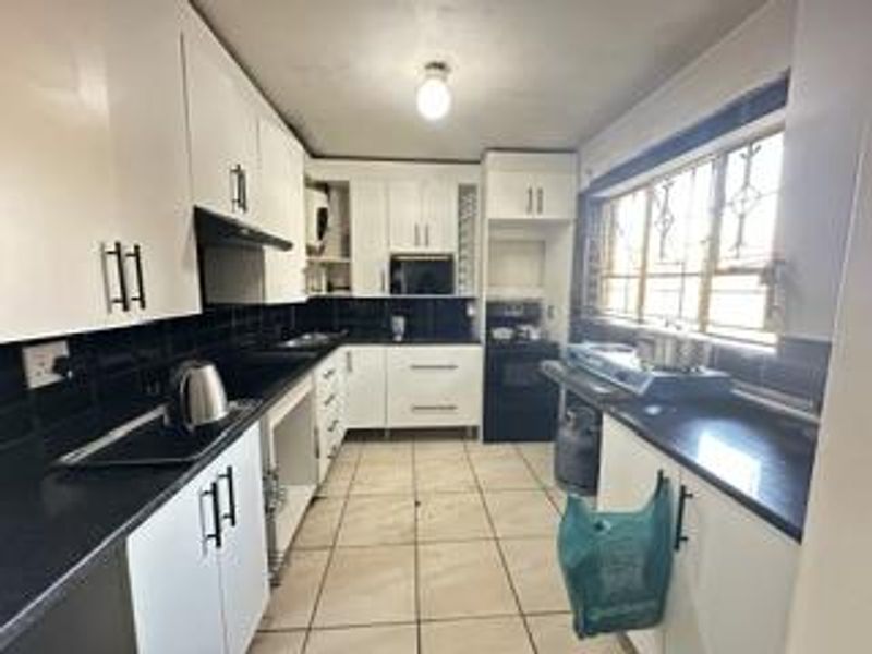 Spacious 2.5-Bed Apartment in Sunnyside – Ideal Location! - Photo 3
