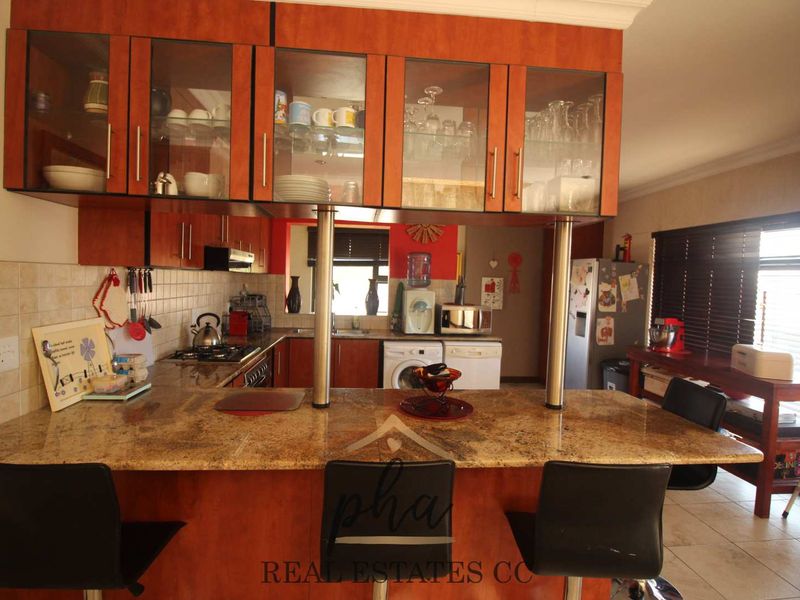 4 Bedroom house with 2 bedroom Flat for Sale - Swakopmund (Ext 9) - Photo 2