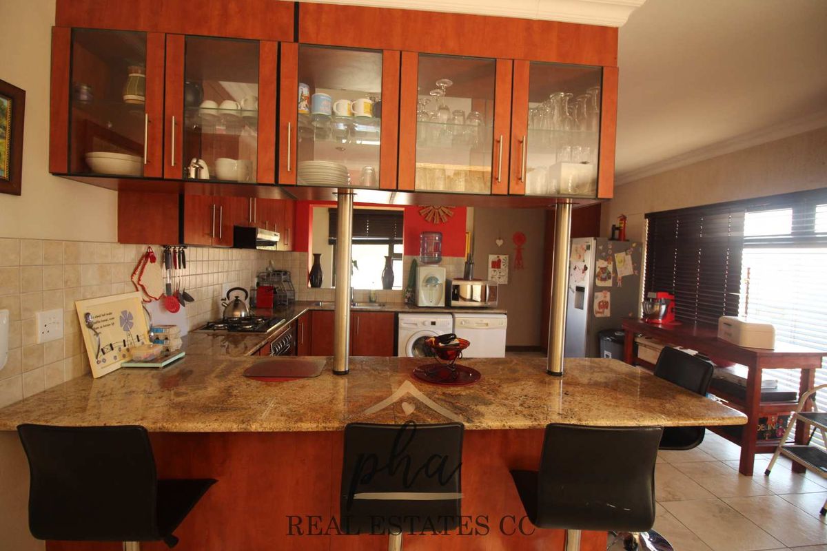 4 Bedroom house with 2 bedroom Flat for Sale - Swakopmund (Ext 9) - Photo 2