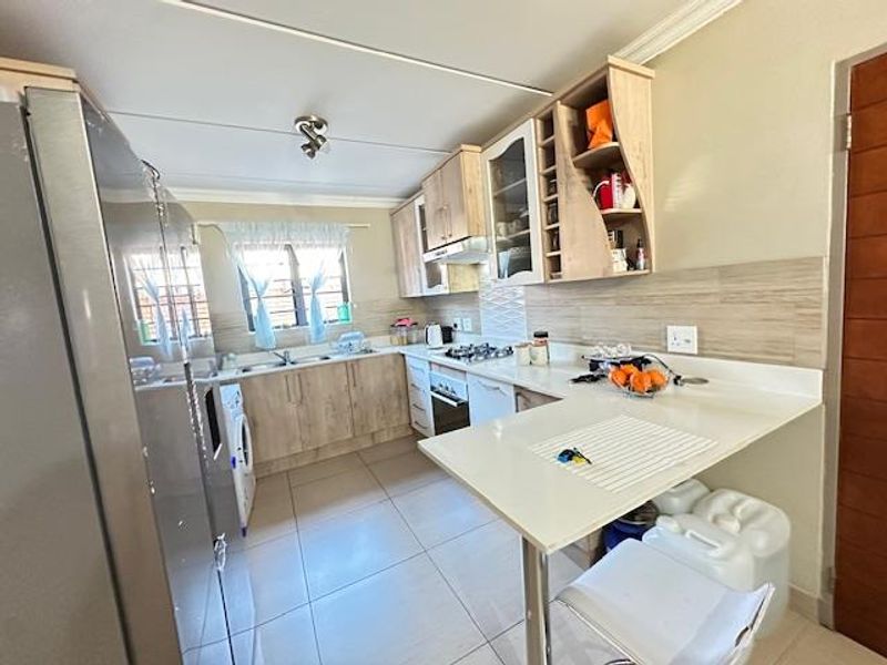 Modern 3-Bedroom Townhouse For Sale in Annlin - Photo 2