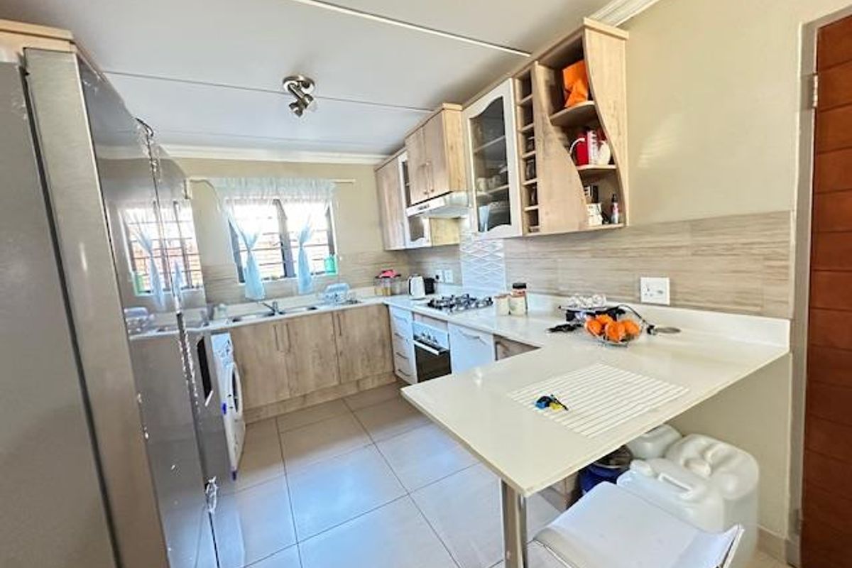 Modern 3-Bedroom Townhouse For Sale in Annlin - Photo 2