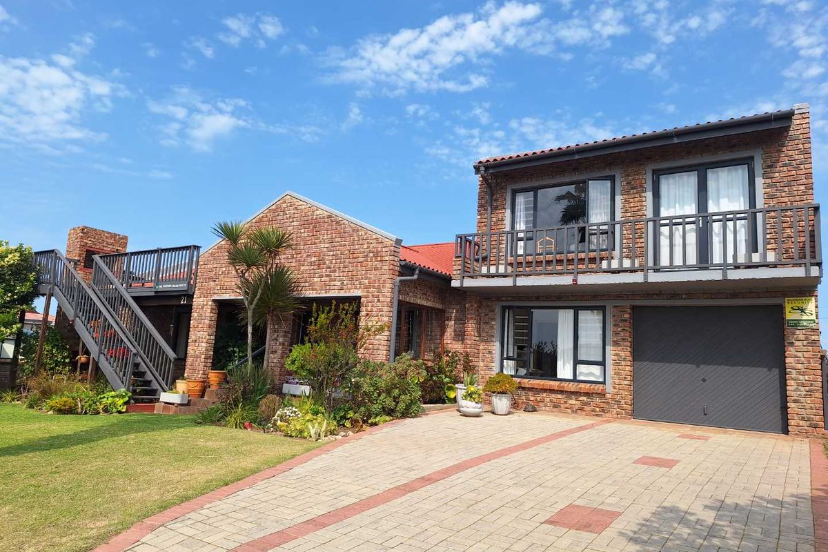 Charming 4 Bedroom Home in Boggomsbaai: Perfect for Reirement or Family Retreat - Photo 2