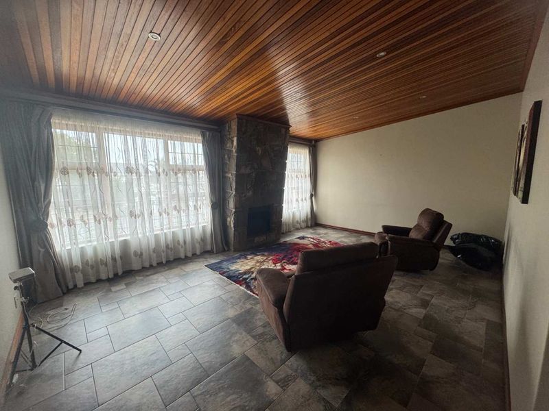 Huge Family Home with Flatlet - Photo 6
