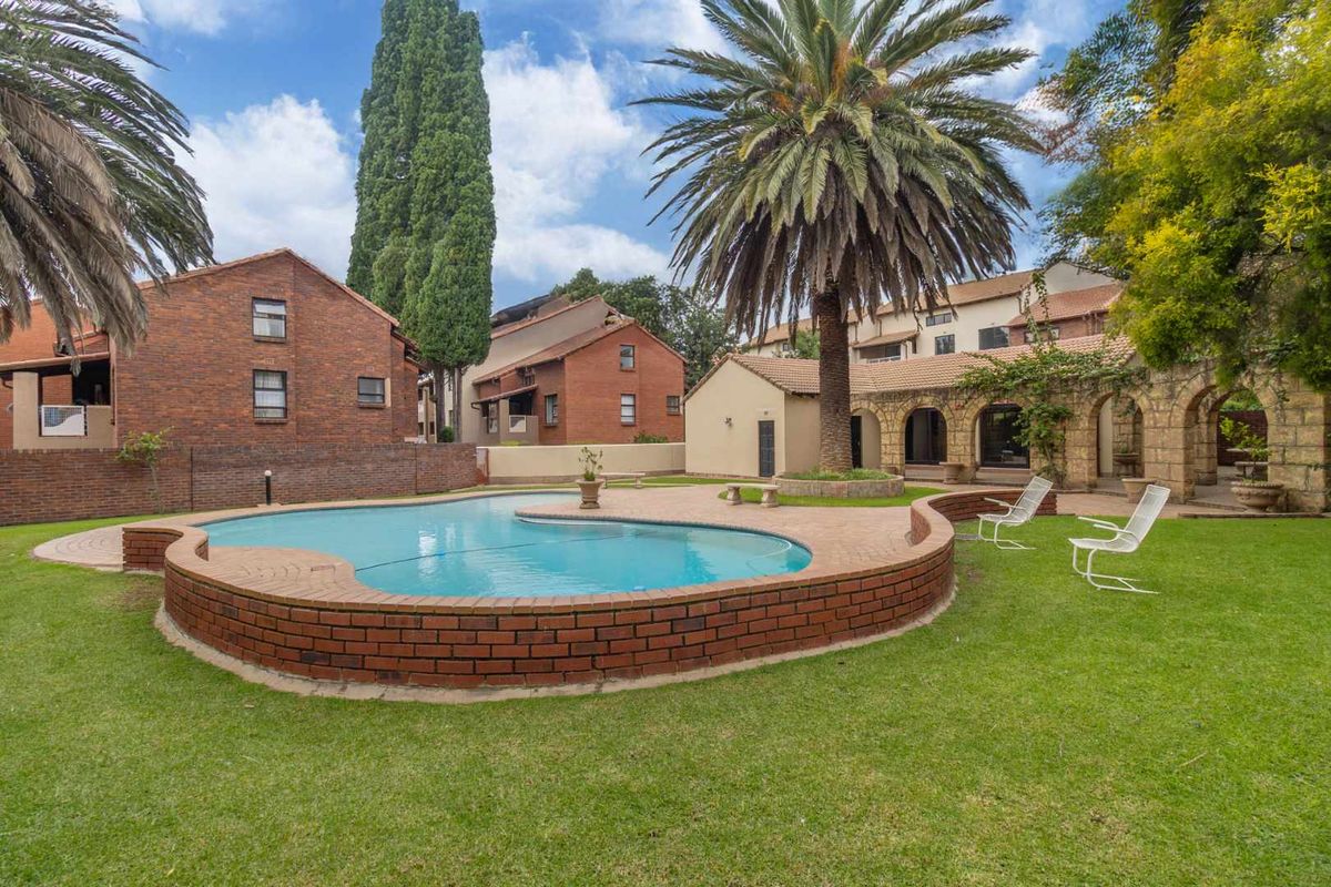 3 bedroom apartment in the leafy heart of Paulshof - Photo 3