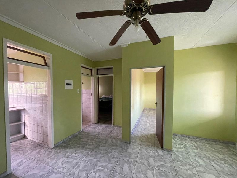 WELL MAINTAINED 2 BEDROOM APARTMENT FOR SALE IN WINDHOEK WEST: PASTEURHOF - Photo 7