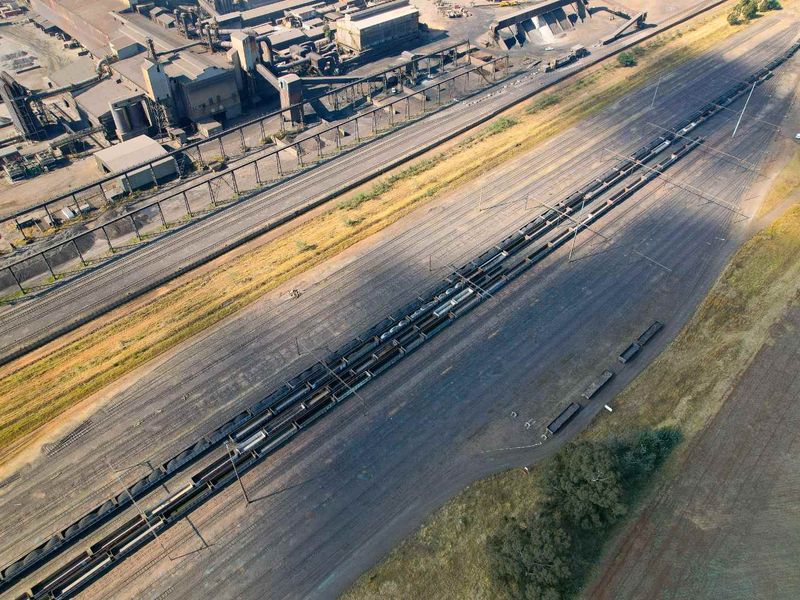 TO LET - WORKSHOP WITH 90 TON & 20 TON CRANES, OFFICE & YARD - Photo 2