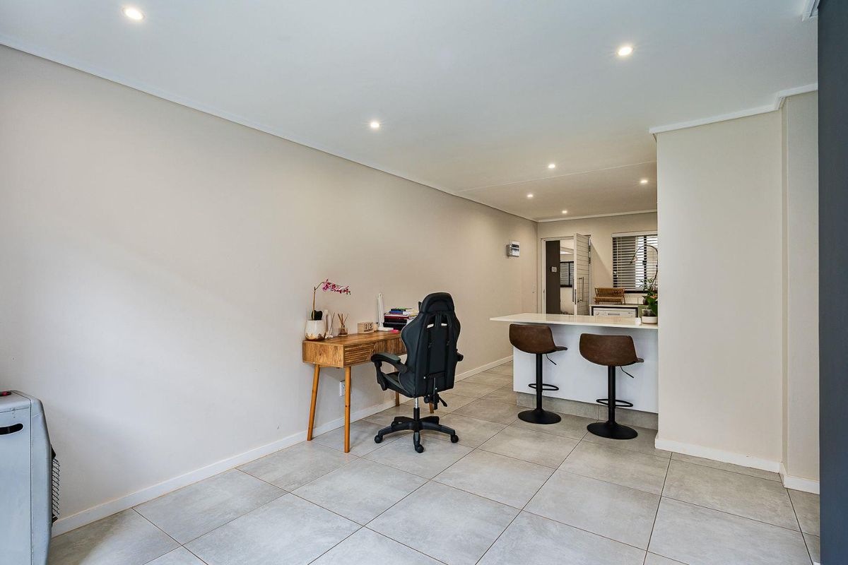 MODERN GARDEN APARTMENT IN SOUGHT-AFTER COTSWOLD FENNS ESTATE - Photo 4