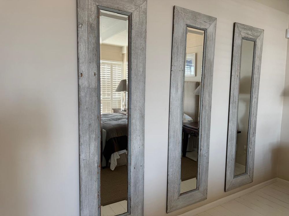 Mirror decor in main bedroom 