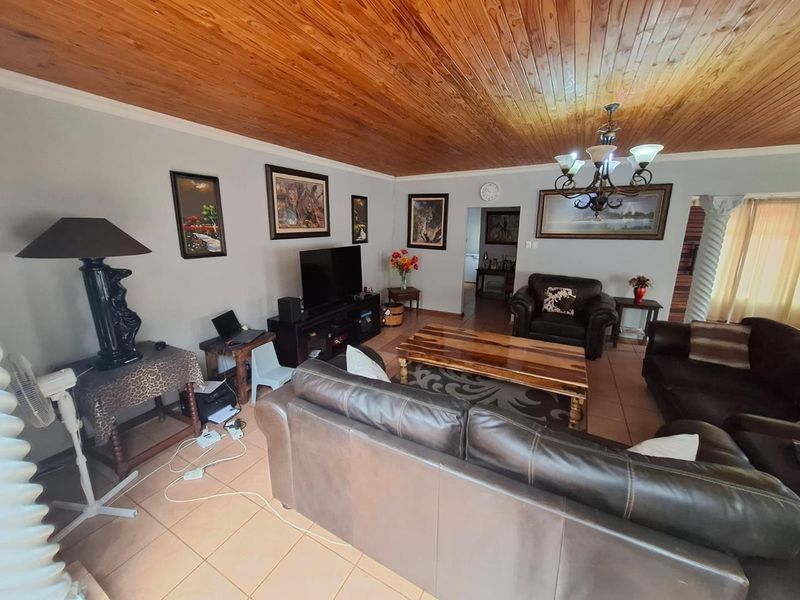 Comfortable Family Living with Great Entertainment Space - Photo 9