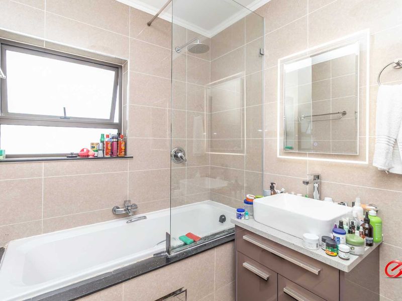 Top Floor Apartment Close to Amenities - Photo 3