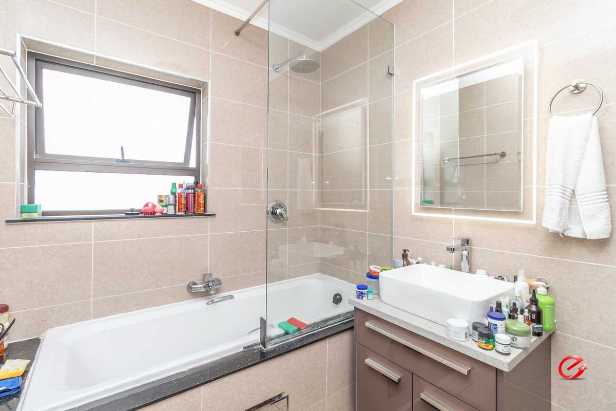 Top Floor Apartment Close to Amenities - Photo 3