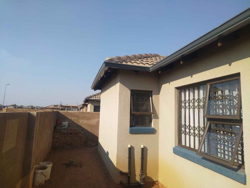 3 bedrooms house for sale in Soshanguve VV - Photo 4