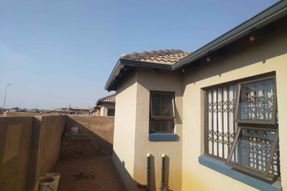 3 bedrooms house for sale in Soshanguve VV - Photo 4