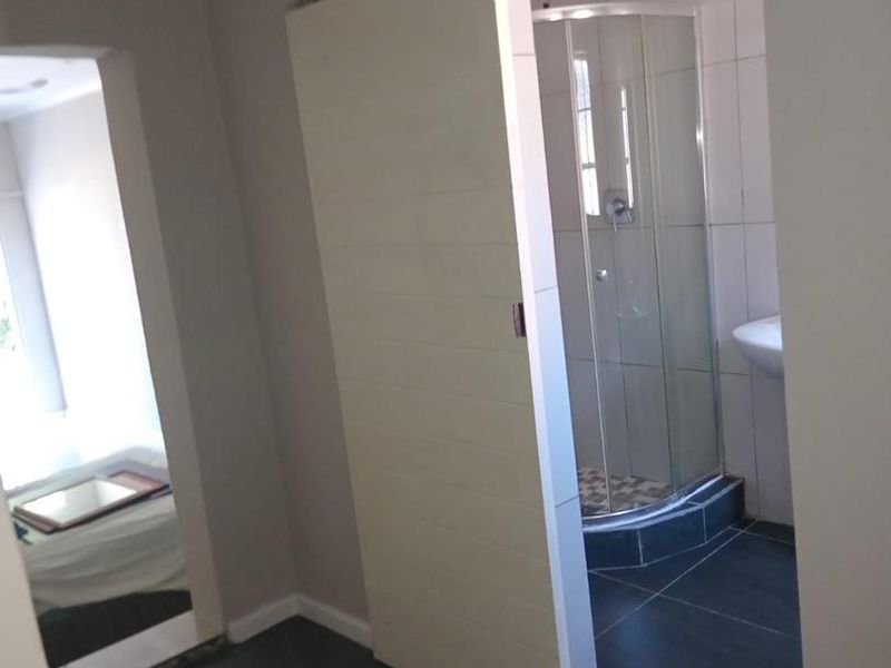 Newly Renovated Bachelor Flat! Prime Location! Walking distance to Beach! - Photo 9