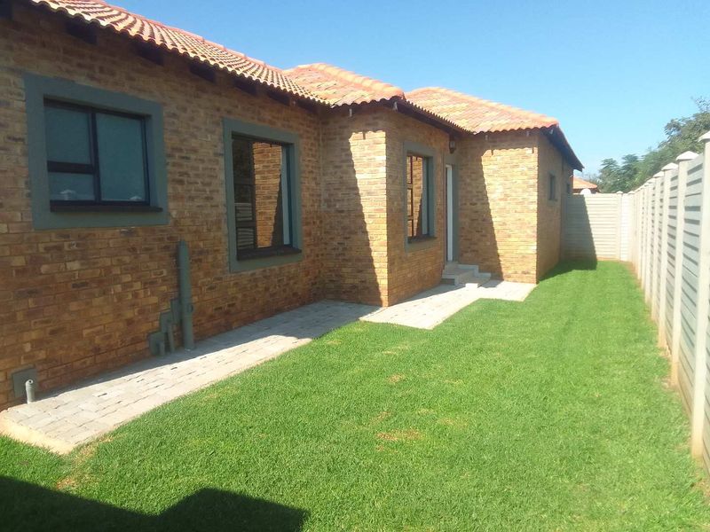 Fantastic Modern Contemporary Newly Built Complex – Lock-Up-and-Go Living - Photo 2