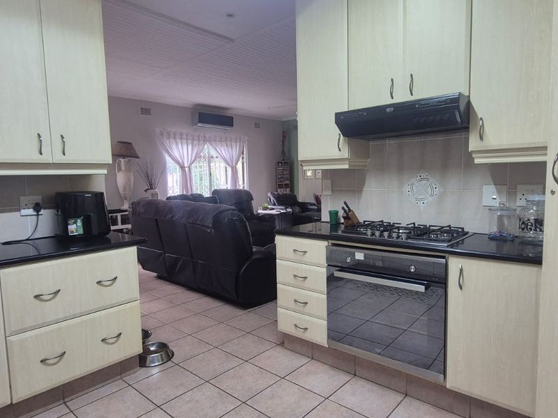 Where Family Memories Begin ! Beautiful family home in Glenmore Beach, Port Edward. - Photo 8