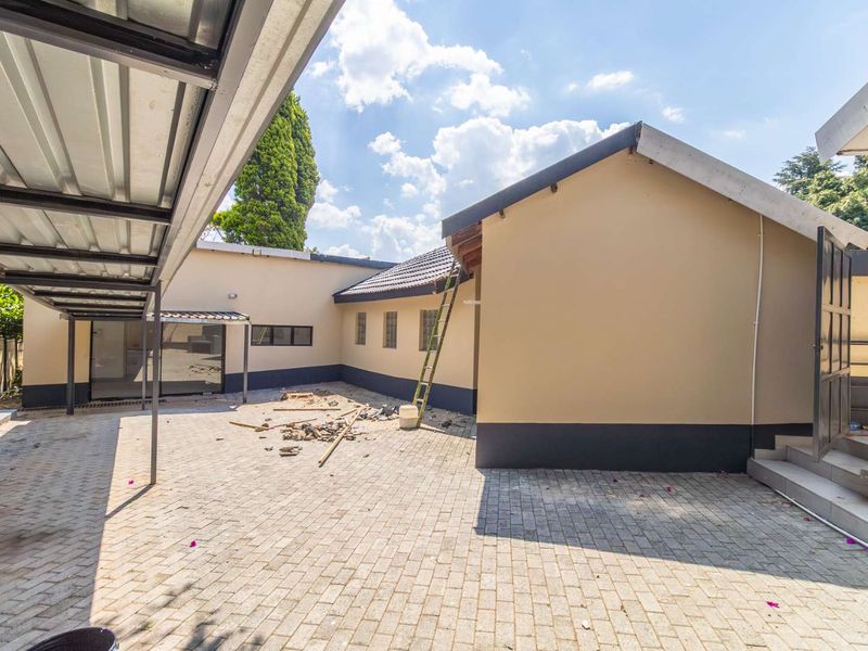 Move-In Ready: Modern Offices in Thriving Commercial Hub ! - Photo 8