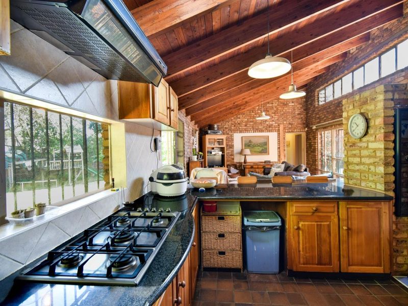 MUCH-LOVED FAMILY HOME IN OLD FAERIE GLEN - Photo 8