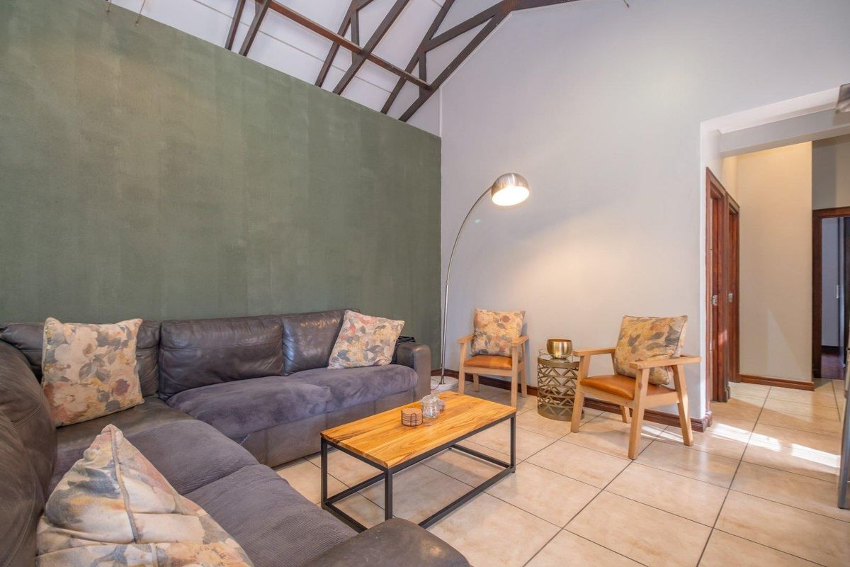 Magnificent lock-up-and-go home in sought-after Midstream. - Photo 5
