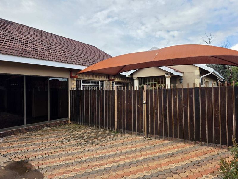 Family home with flatlet in Rhodesdene - Photo 1