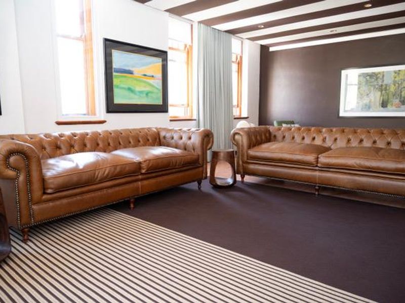 Modern 2 - Bedroom City Retreat in Greenmarket Square – Newly Renovated! - Photo 2