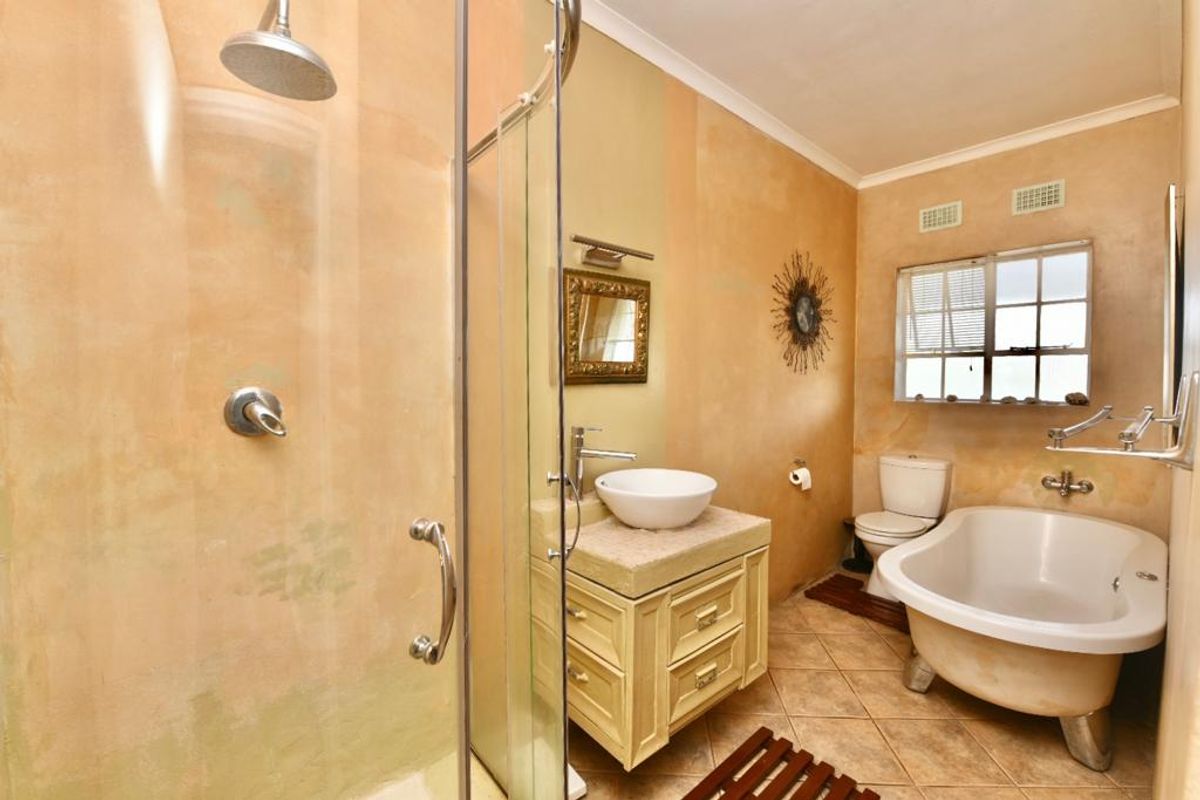 FURNISHED TWO BEDROOMS - Photo 5