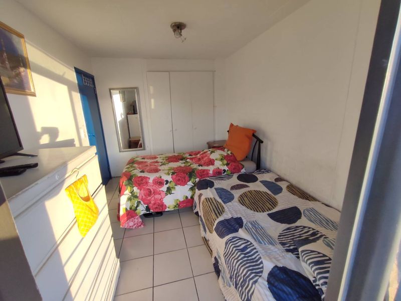 2 bedroom Apartment with balcony-Available in Wynberg - Photo 5
